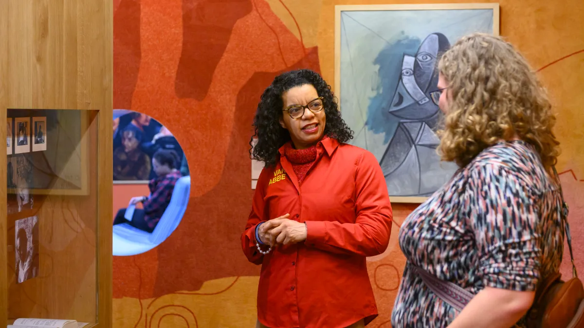 erfgoedvrijwilliger geeft rondleiding foto ben nienhuis