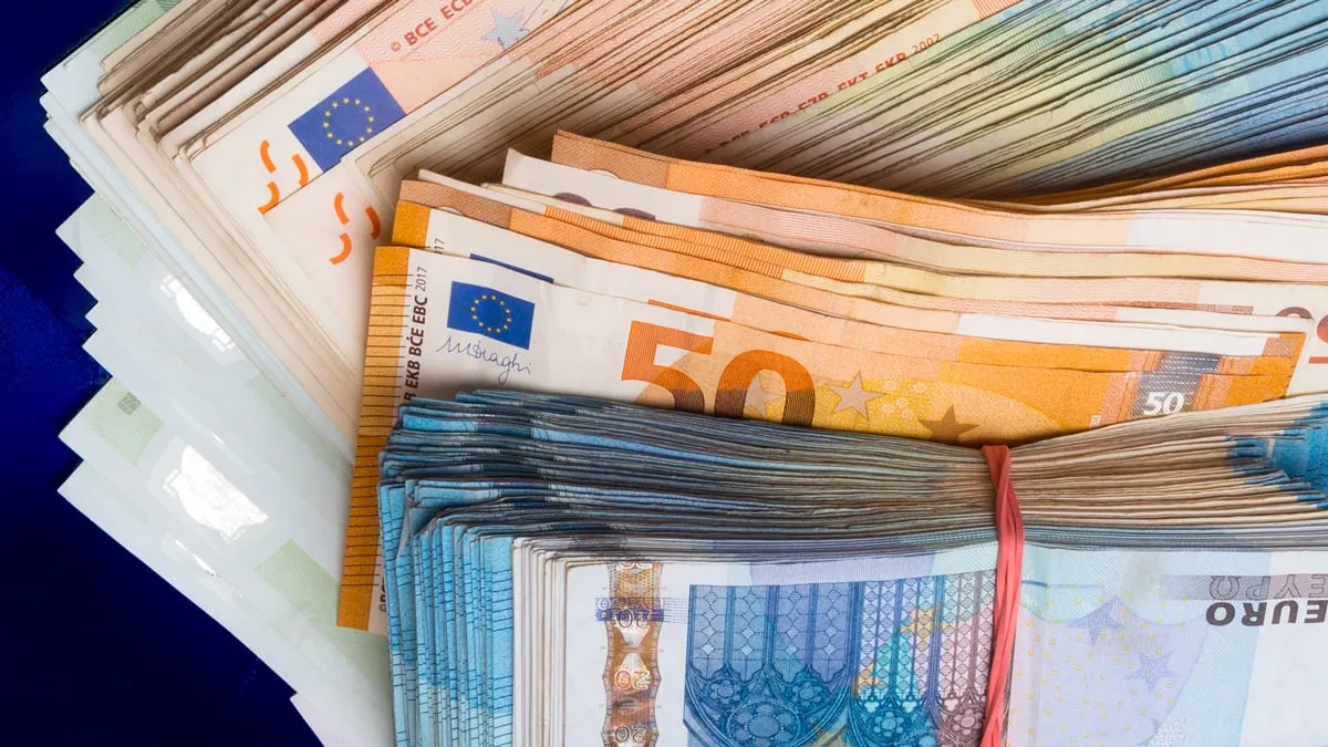 euro geld bankbiljetten stapel geld cash