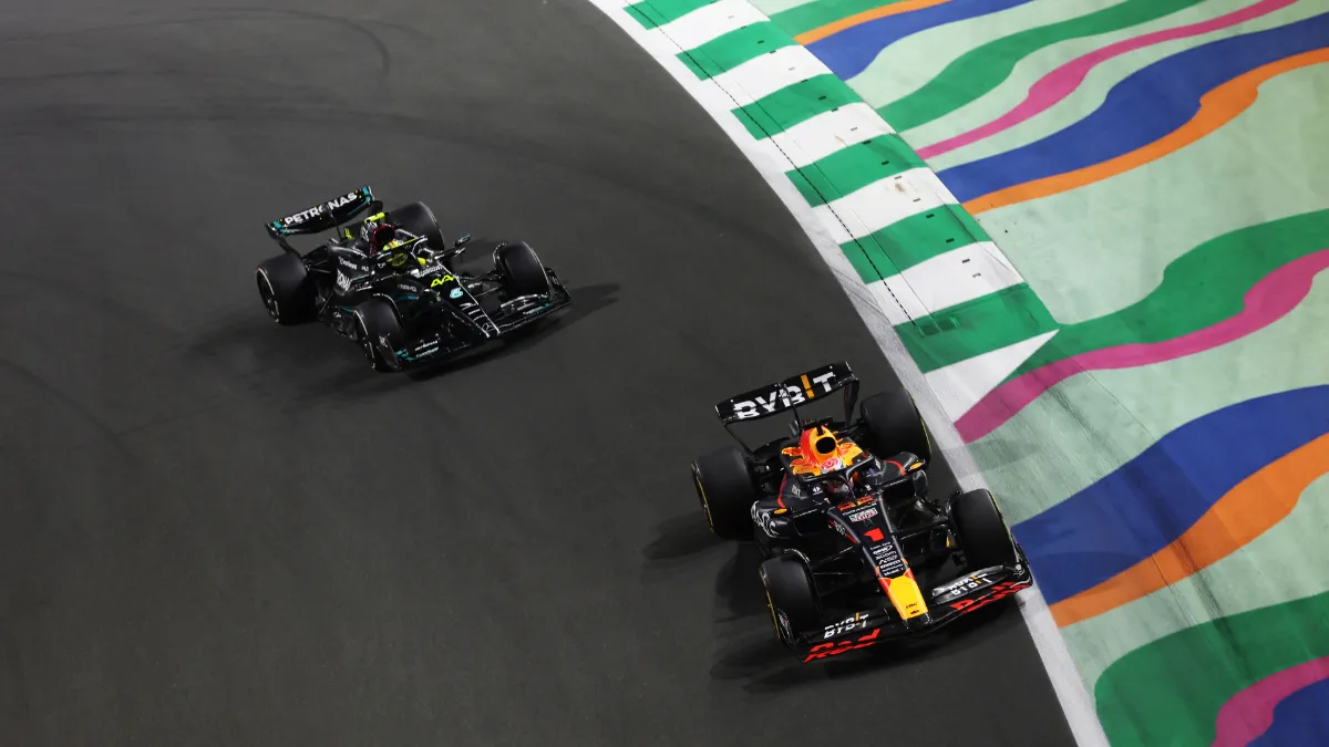 f12 verstappen is hamilton voorbij tijdens zijn inhaalrace in jeddah