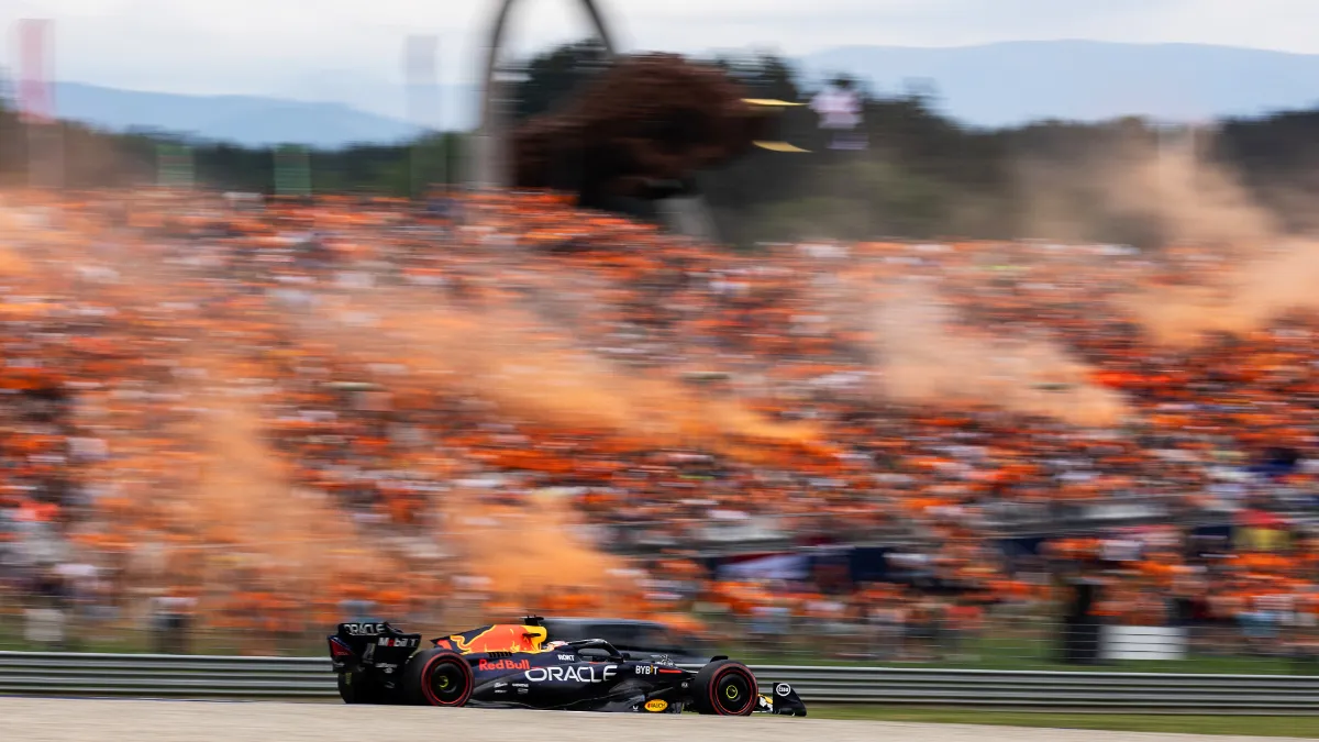 f1gp10 oostenrijk max verstappen voor tribune met supporters