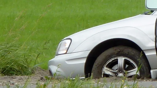 f1rq4rc261ba1y8ovqu19ksij auto in de berm