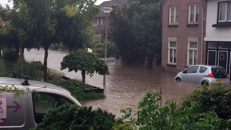 f5een639riu2o8wakpzuo0d18 wateroverlast na plensbui in limburg