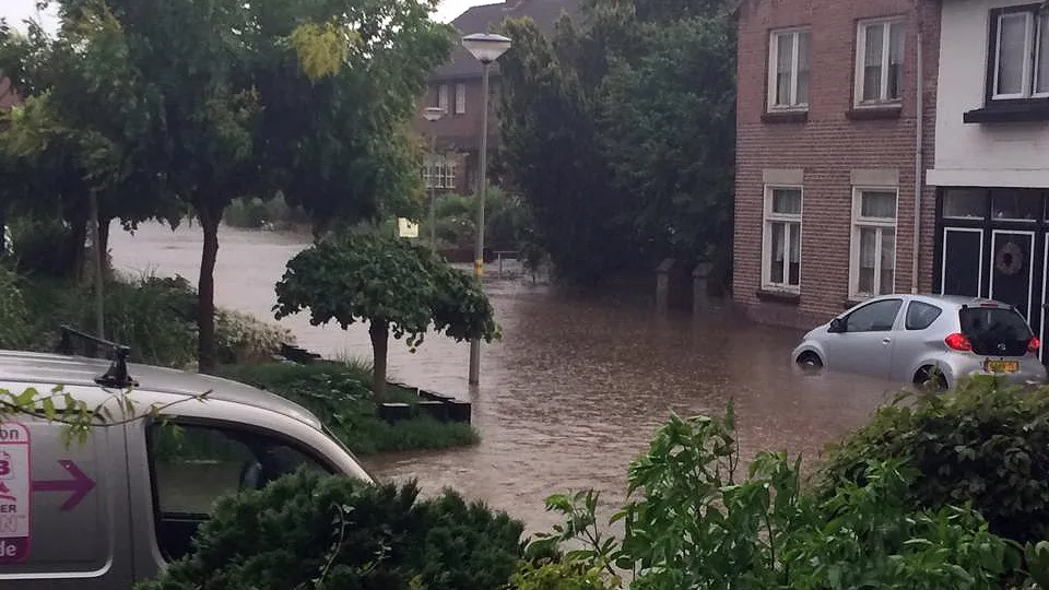 f5een639riu2o8wakpzuo0d18 wateroverlast na plensbui in limburg