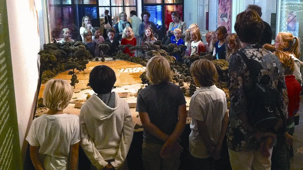 f8bvik1il8wks47nx1v8ecrcn schoolkinderen bij maquette bandkeramiekers dorp