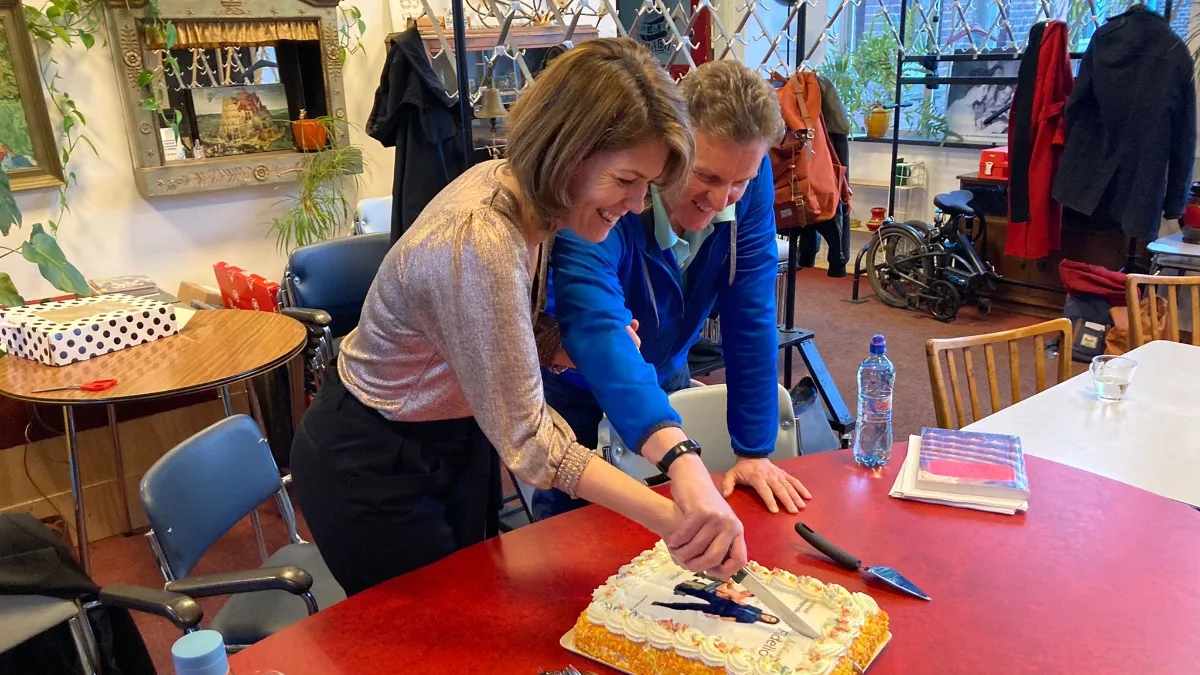 fenna ograjensek leonore en marcel reijans florestan snijden de taart aan om de aftrap te vieren