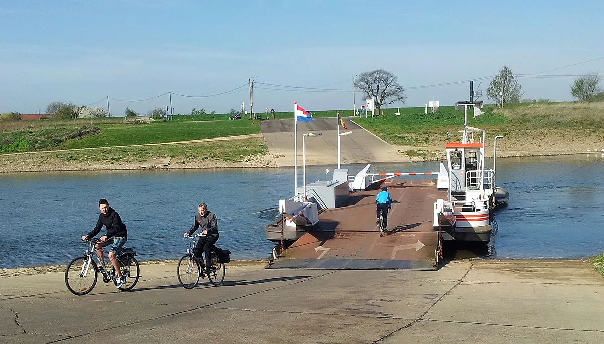 fietsen via veerpontjes berg aan de maas