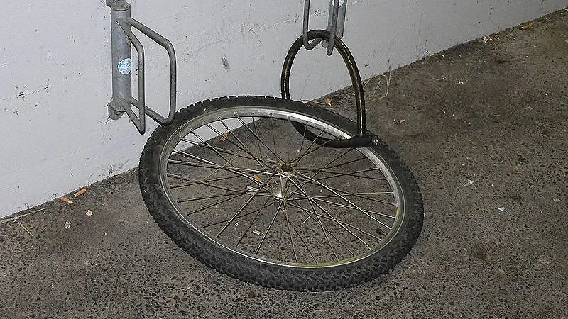 fietsendiefstal voorwiel blijft achter