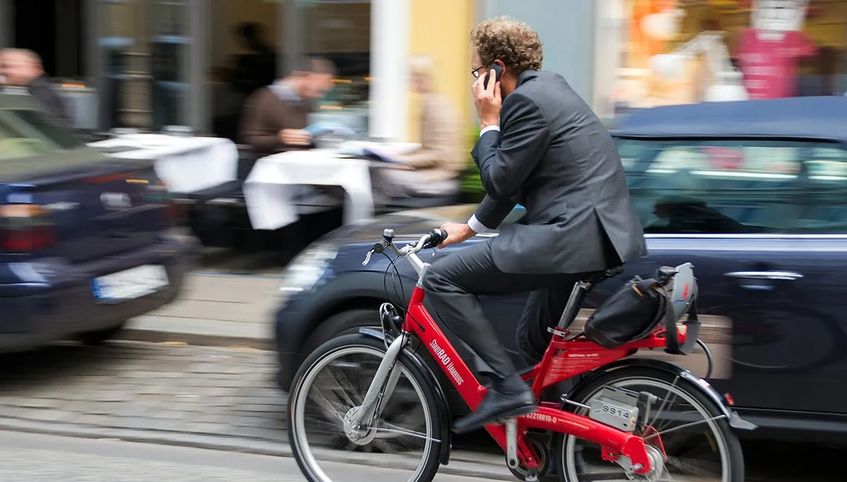 fietser die belt onder het fietsen 2