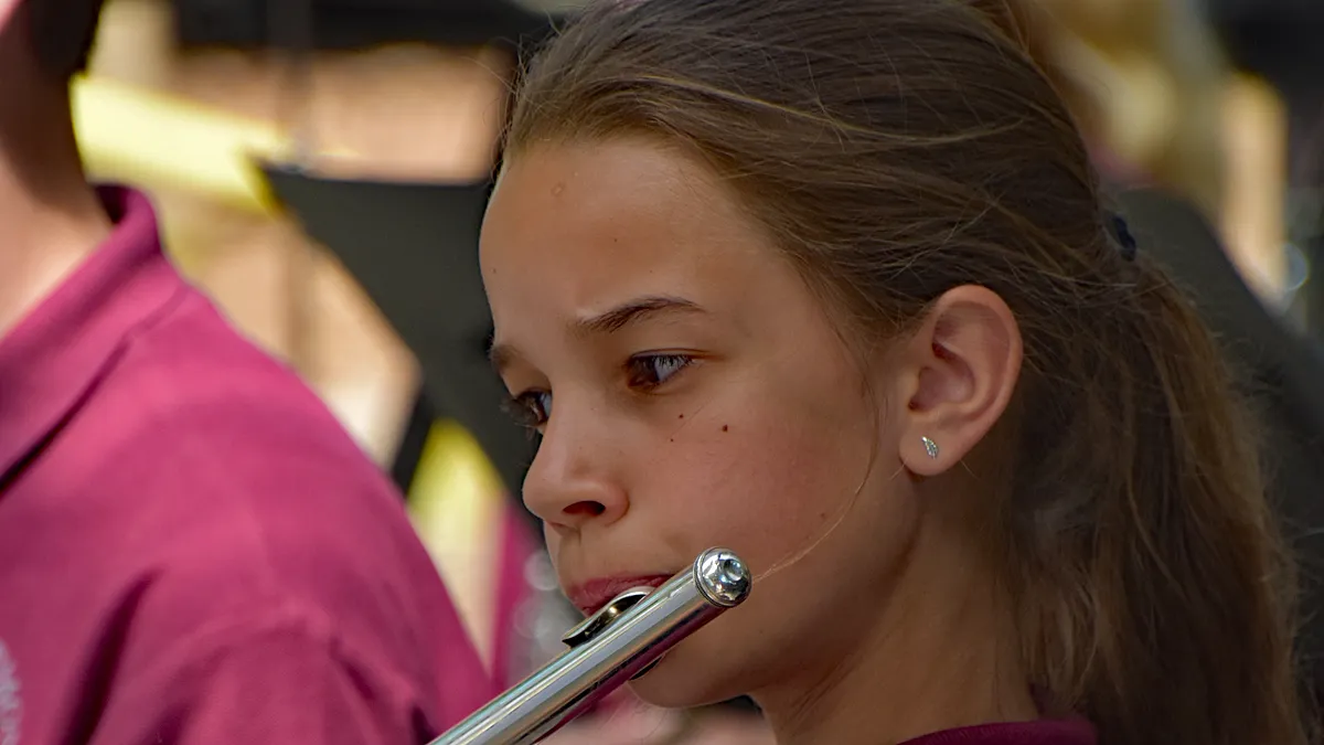 fluitiste op jeugdmuziekfeest kasteelpark born 2024