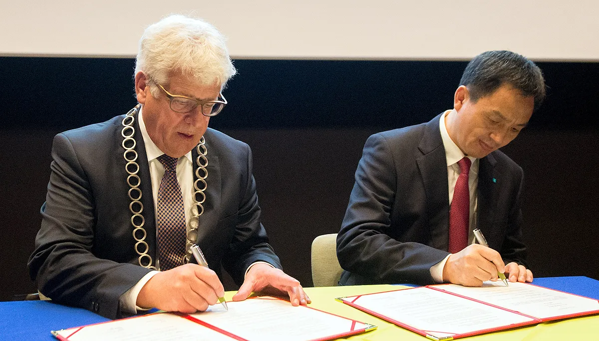 foto 1 ondertekening mou cox en li ermindo armino