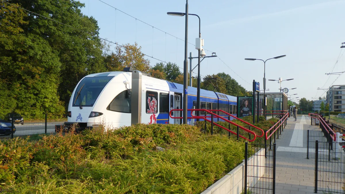 foto arrivatrein richting sittard op een station
