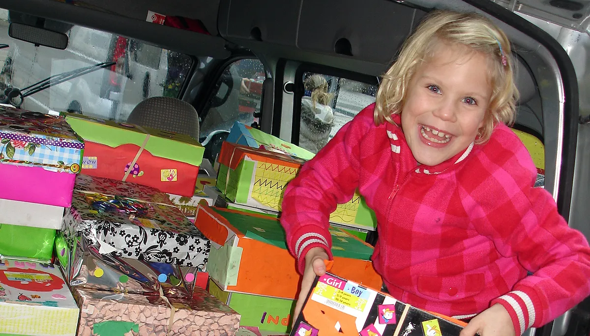 foto inleveren schoenendozen bij lokaal persbericht 002