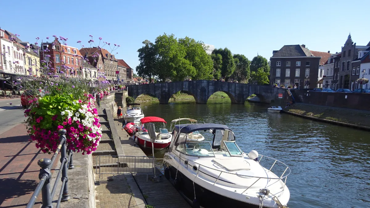 foto roer met stenen brug roermond