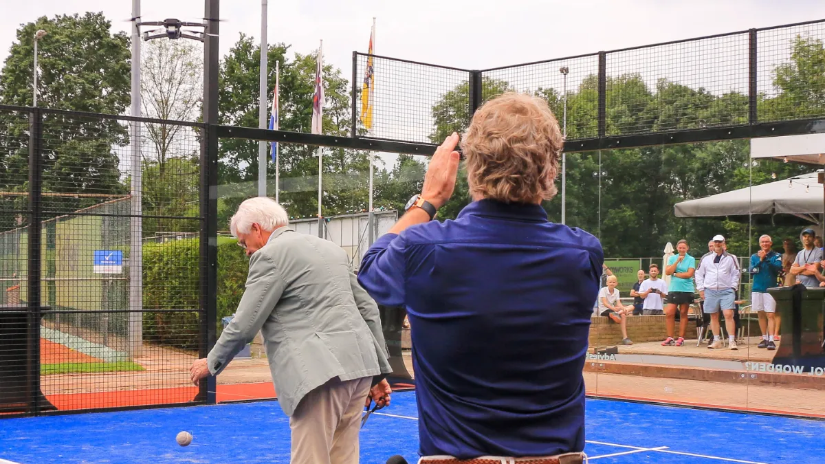 foto wethouder houtakkers ontvangt eerste padelbal