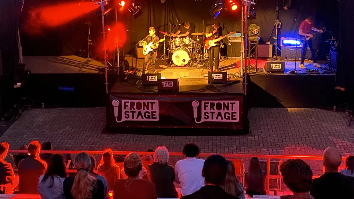 frontstage finales 043 en 046