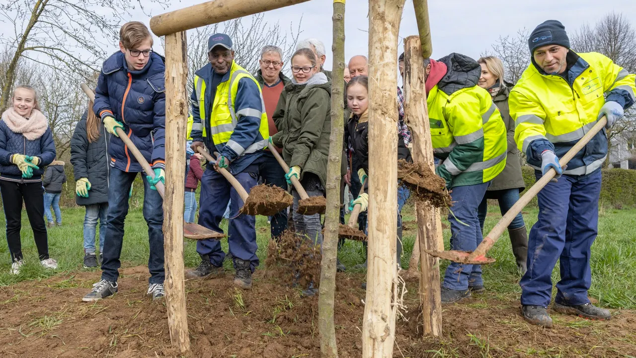 fruitbomen geplant in lahrhof door leerlingen bs lahrhof