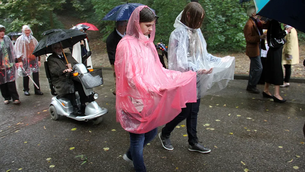 g4fuvn5glwcu15s3hnzhxrfei sint rosaprocessie in poncho