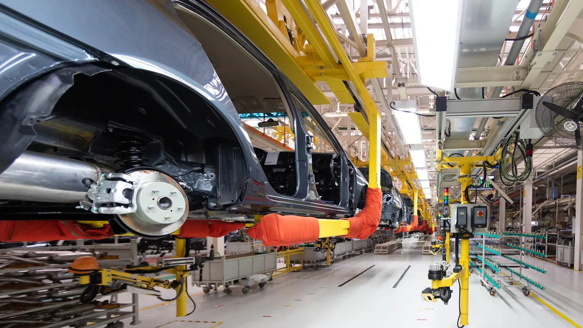geautomatiseerde auto assemblagelijnfabriek van de auto industrie winkel voor productie en assemblage van machines onderaanzicht