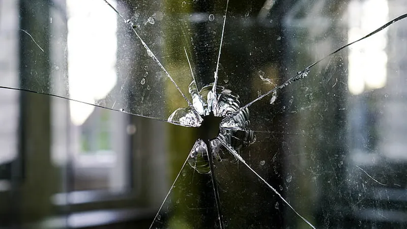 gebroken glas in raam
