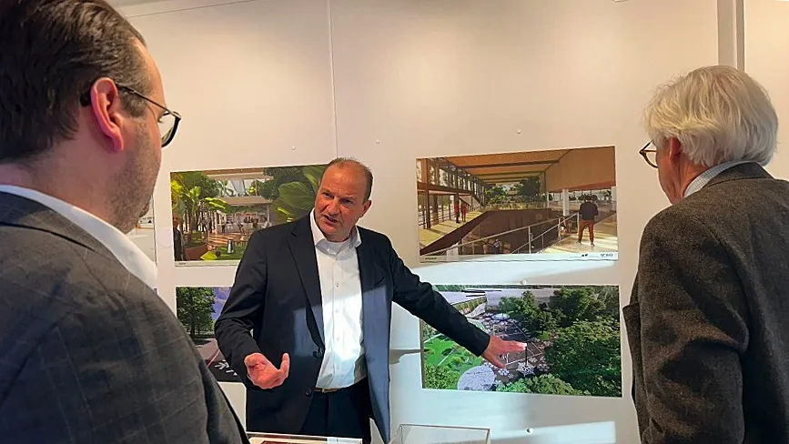 gedeputeerde op bezoek bij glanerbrook