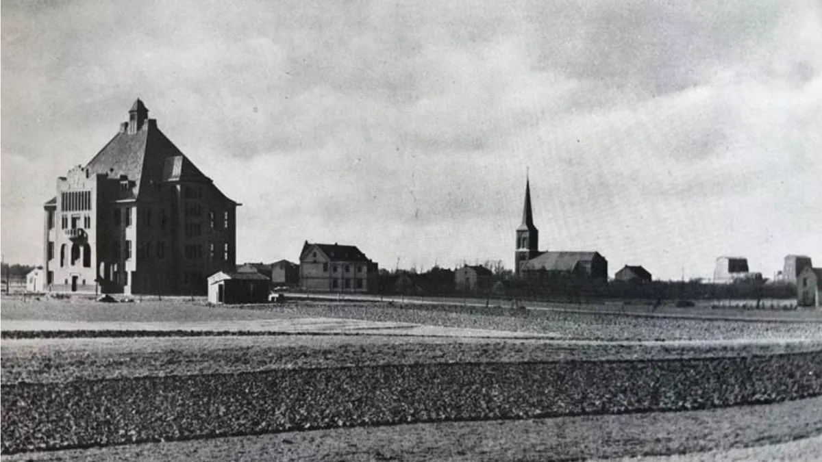 gemeentehuis geleen midden op de akker