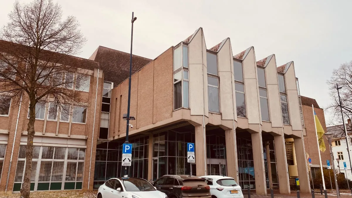 gemeentehuis raadszaal buitenzijde geleen markt
