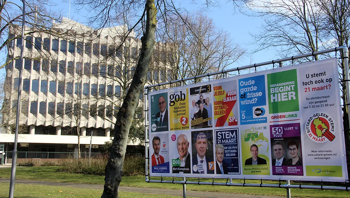 gemeenteraadsverkiezingen 12 lijsten reclamezeil stadskantoor 4 maart 2018