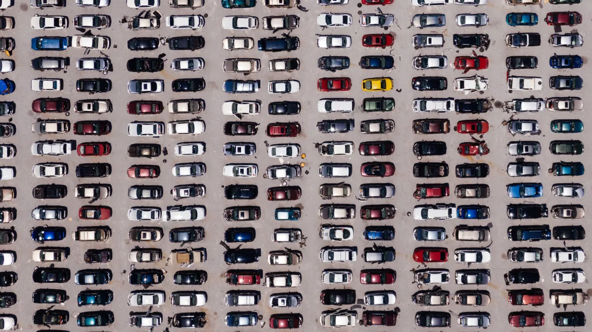 geparkeerde autos luchtfoto pexels kelly 2402235