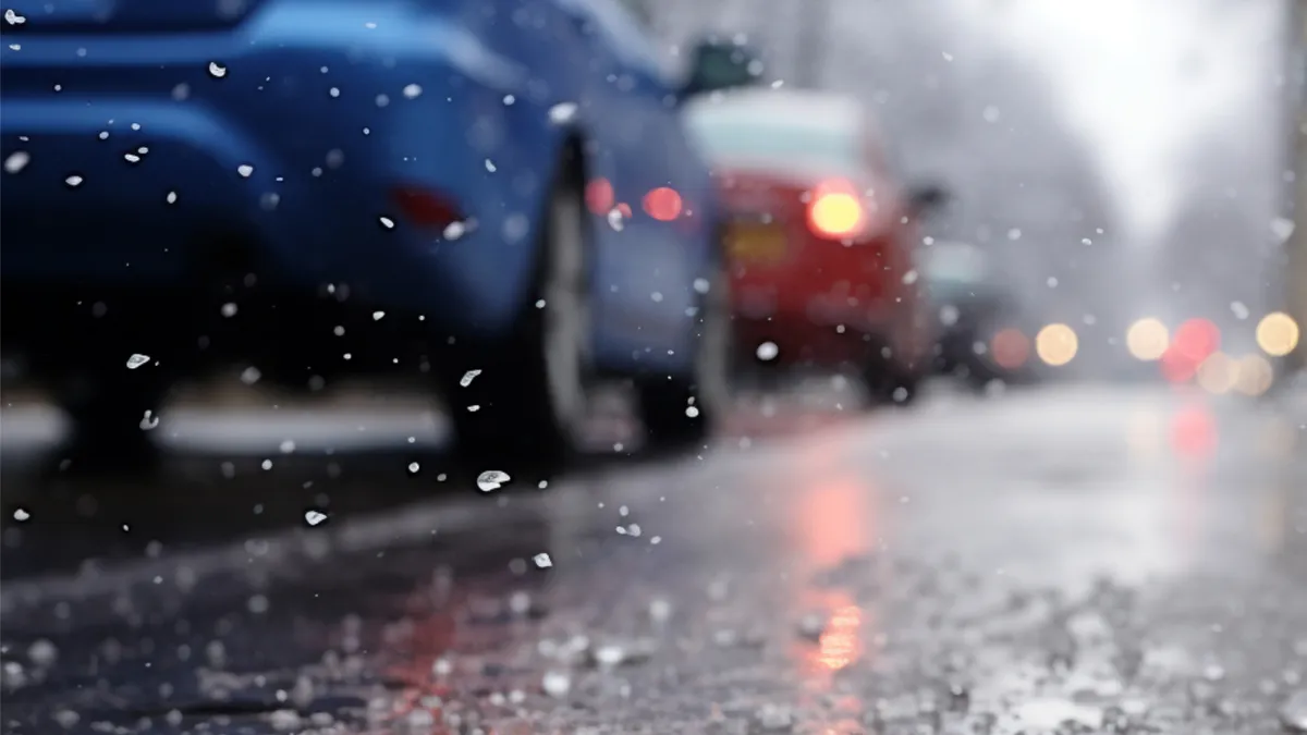 gladheid regen sneeuw op straat