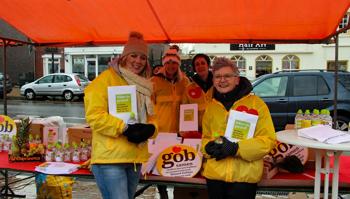 gob vier vrouwelijke kandidaten voeren campagne op weekmarkt in born