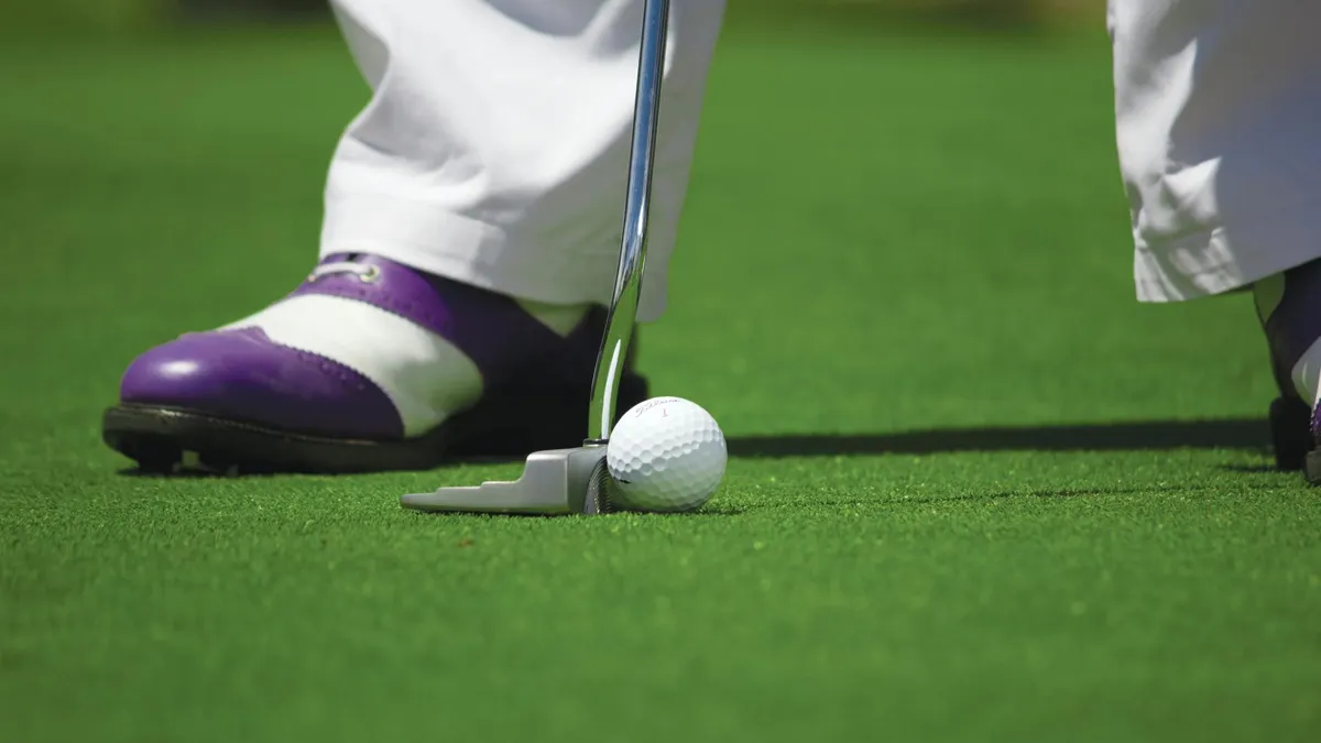 golfer putten