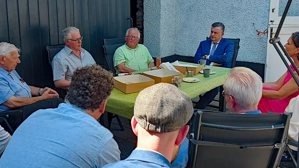 gouverneur en burgemeester op bezoek0in de broekstraat