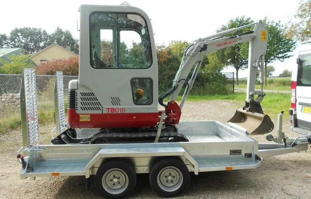 graafmachine en aanhanger gestolen