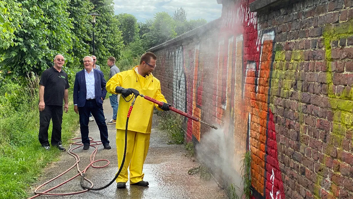 graffiti op walmuur aangepakt 0