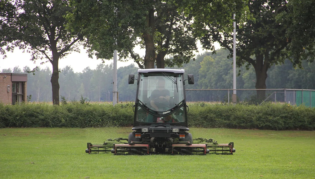 gras maaien sportvelden limbricht