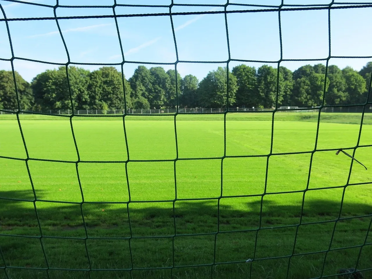 green 467703 1280 voetbalveld gezien vanachte doel met net