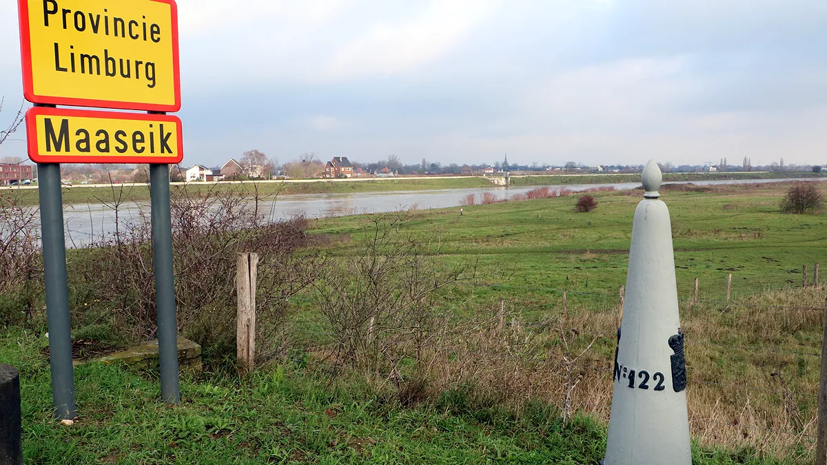grenspaal voor de brug bij maaseik