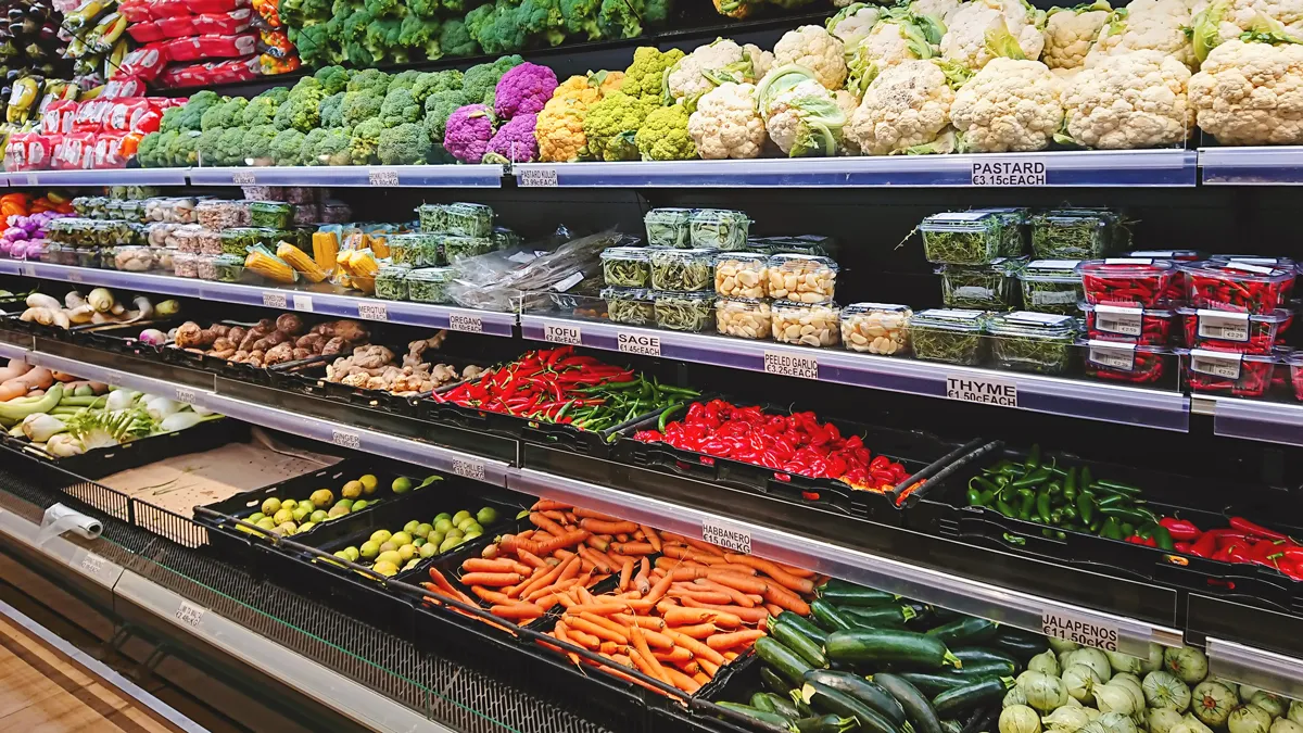 groenten en fruit op winkel staan in supermarkt supermarkt