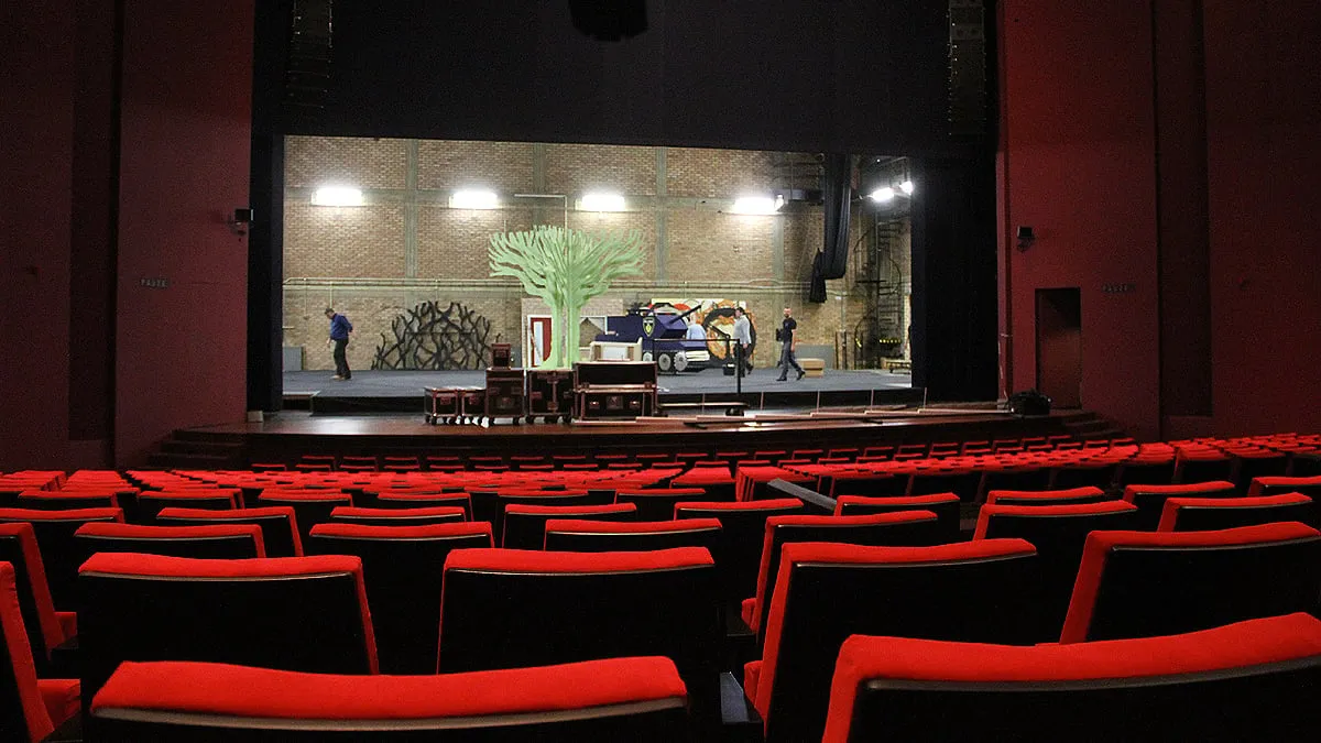 grote zaal schouwburg leeg podium opbouw