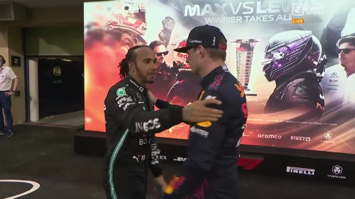 hamilton feliciteert verstappen na de race in abu dhabi