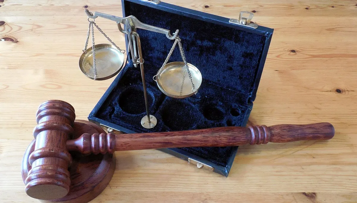 hammer 802298 1280 balans en hamer rechter