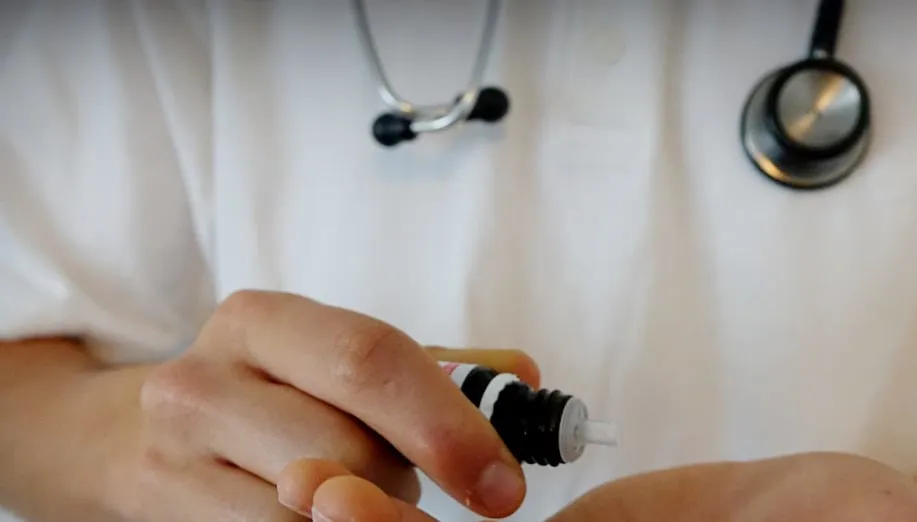 hand 2458541 1280 druppelflesje stethoscoop