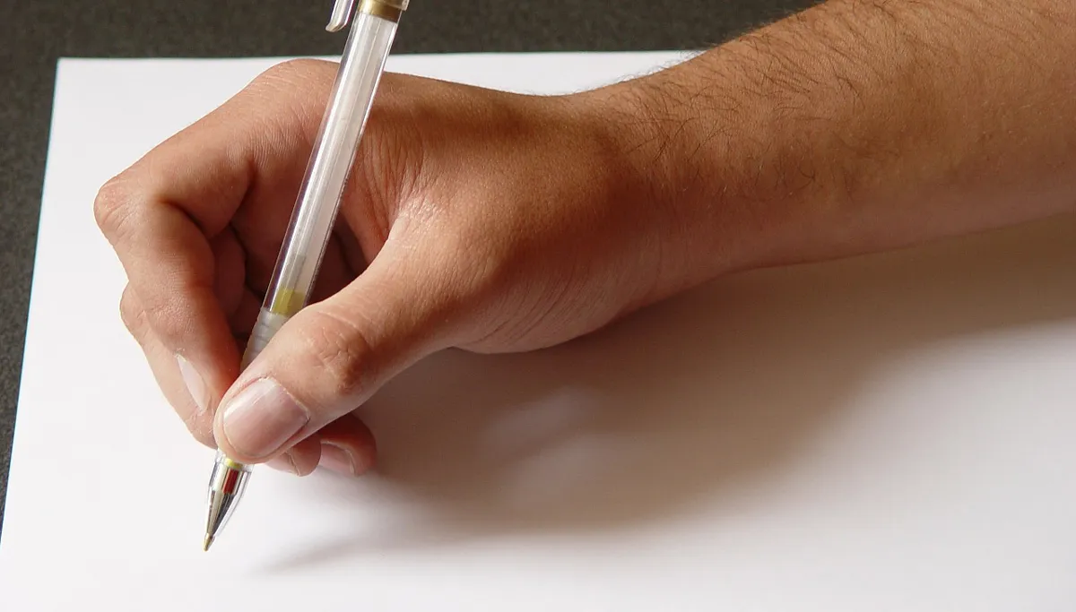 hand 299675 1280 dictee schrijven blad papier pen