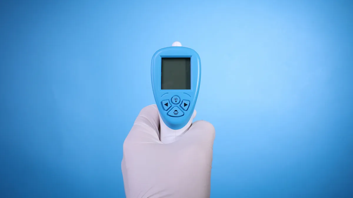 hand met infrarood thermometer
