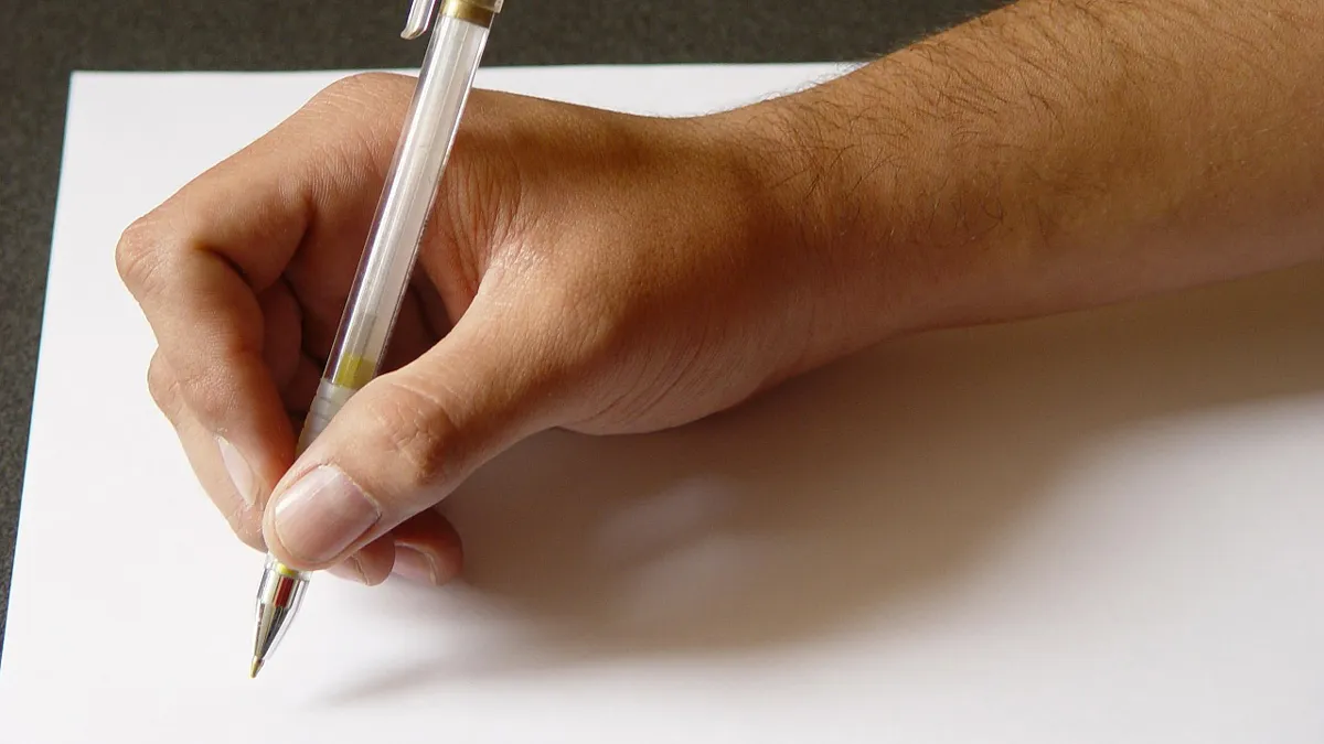 hand pen papier dictee