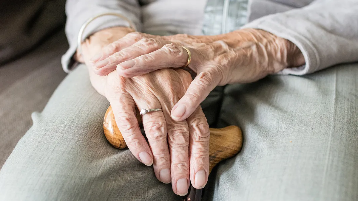 handen hoogbejaarde vrouw
