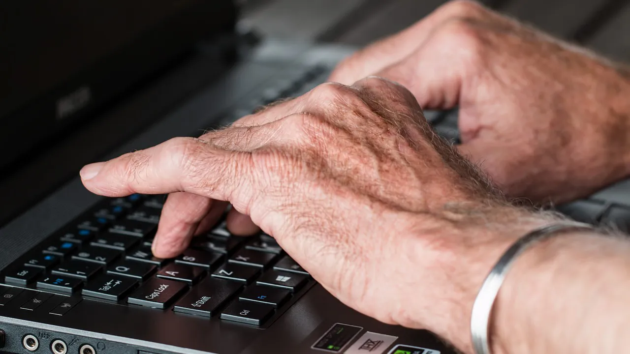 handen oudere internet cc0 pixabay hands 545394 1280