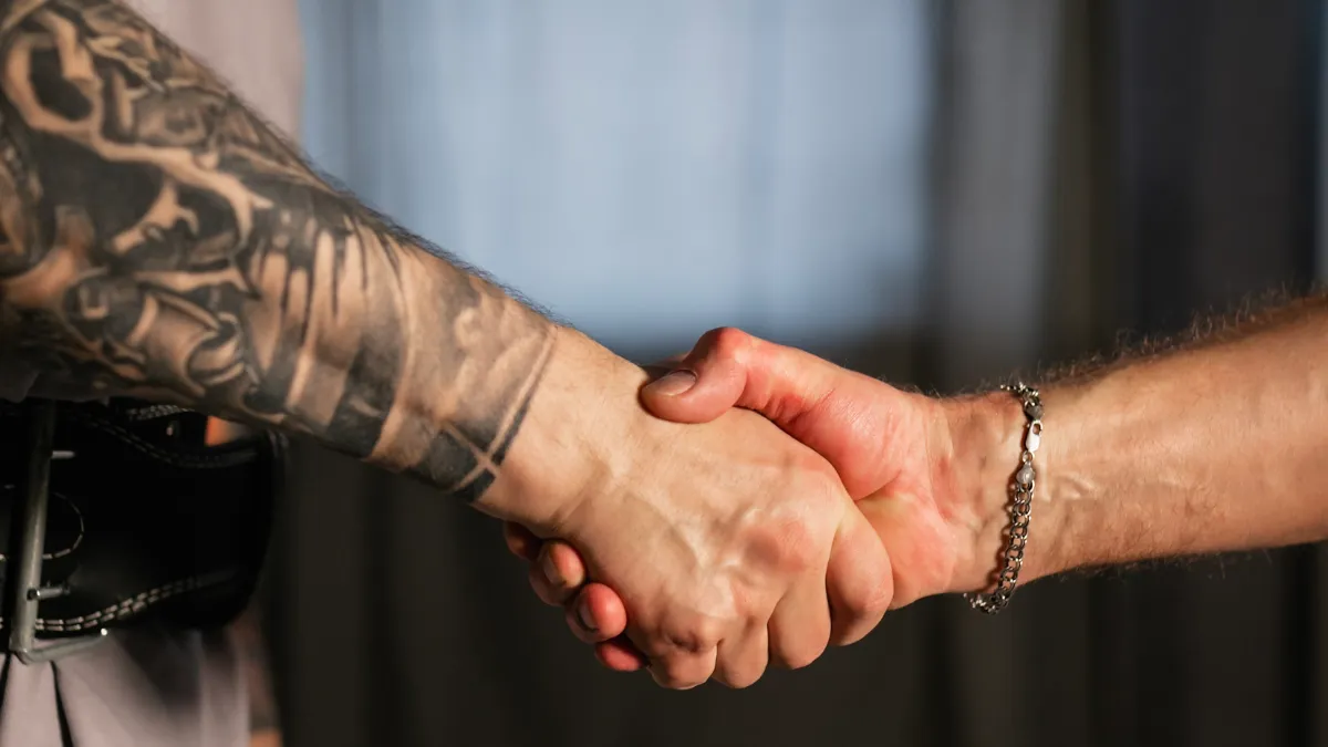 handshake getatoeerde onderarm