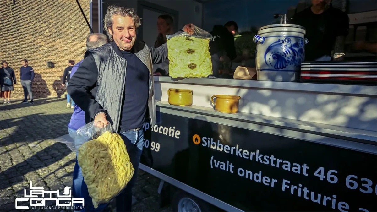 hans van wolde met verse frites foto john latupeirissa