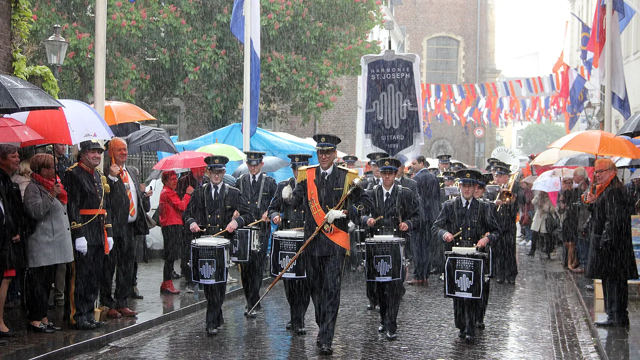 harmonie sint joseph tijdens plensbui op koningsdag 2019